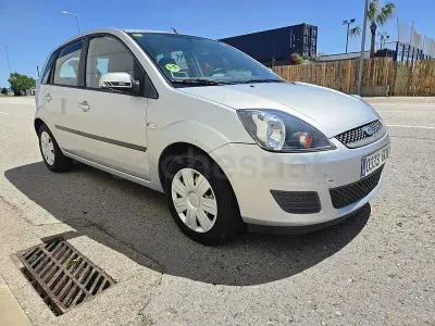 Usado Ford Fiesta Futura 68 CV (50 kW) 2008 Gris / plata Utilitario