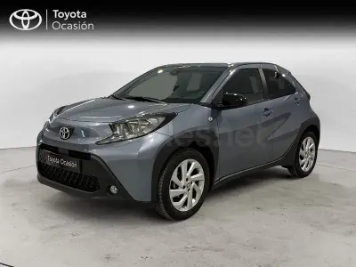 Usado Toyota Aygo X Play 72 CV (52 kW) 2025 Gris / plata SUV