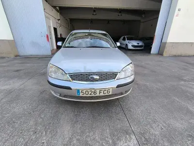 Usado Ford Mondeo Ghia 130 CV (95 kW) 2006 Gris / plata Berlina