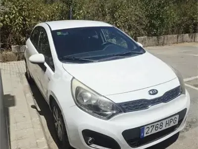 Usado Kia Rio 85 CV (62 kW) 2013 Blanco Berlina