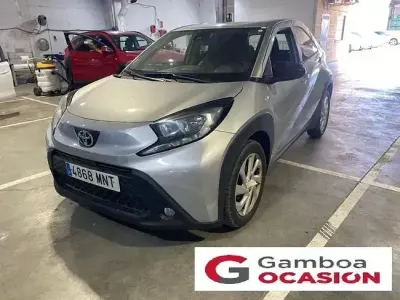 Usado Toyota Aygo X Play 72 CV (52 kW) 2024 Gris SUV