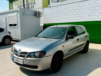 Usado Nissan Almera Visia 98 CV (72 kW) 2005 Gris / plata Berlina