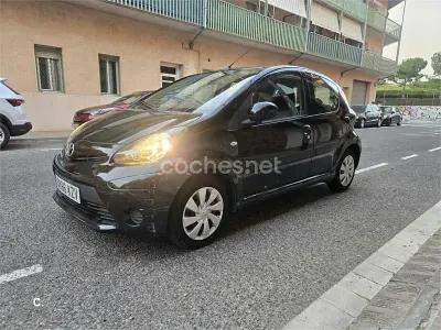 Usado Toyota Aygo Live 68 CV (50 kW) 2012 Negro Utilitario