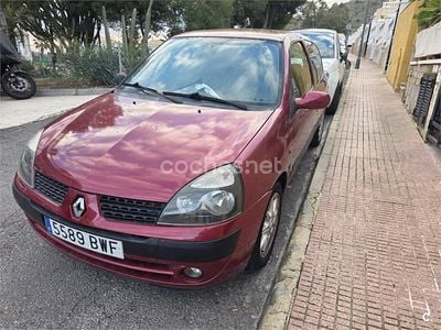 Usado Renault Clio II 75 CV (55 kW) 2002 Granate Berlina