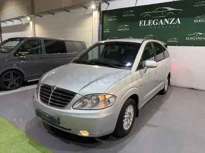 Usado SsangYong Rodius Limited 165 CV (121 kW) 2012 Gris / plata Monovolumen