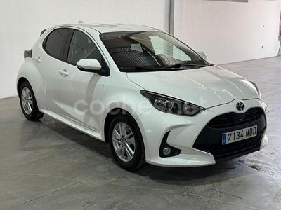 Blanco Usado 2022 Toyota Yaris Hybrid Business Edition Berlina | 15.500 € (Buen precio)