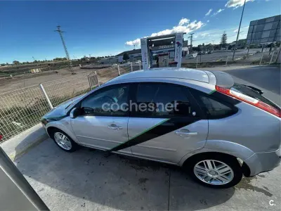 Usado Ford Focus Sport 109 CV (80 kW) 2005 Gris / plata Berlina