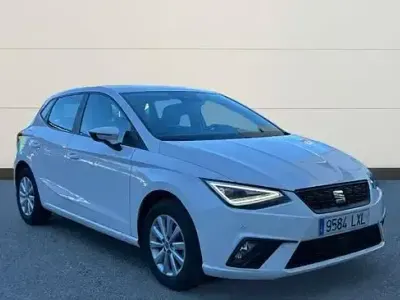 Usado Seat Ibiza Style Plus 110 CV (80 kW) 2022 Blanco Utilitario