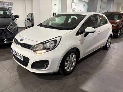 Usado Kia Rio 85 CV (62 kW) 2013 Blanco Berlina