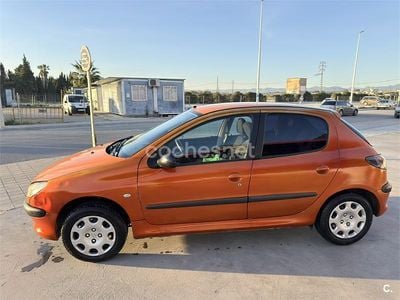 Usado Peugeot 206 75 CV (55 kW) 1999 Naranja Utilitario