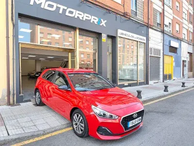Usado Hyundai i30 GO! 120 CV (88 kW) 2018 Rojo Berlina
