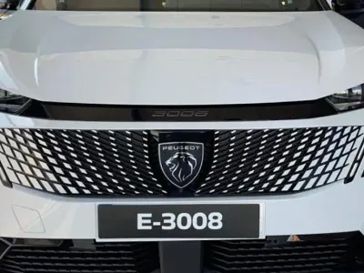 Usado Peugeot e-3008 GT 156 kW (213 CV) 2024 Blanco okenite SUV