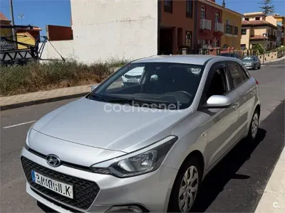 Usado Hyundai i20 Active 100 CV (73 kW) 2016 Gris / plata Berlina