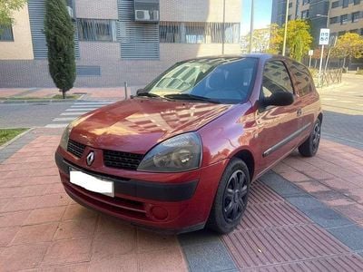 Burdeos Usado 2004 Renault Clio II Utilitario | 1990 € (Precio justo)