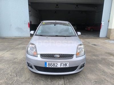 Gris / plata Usado 2007 Ford Fiesta Futura Utilitario | 3999 € (Precio justo)