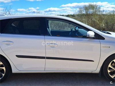 Usado Toyota Auris Hybrid 136 CV (100 kW) 2016 Blanco Berlina