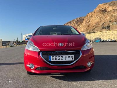 Usado Peugeot 208 Active 82 CV (60 kW) 2014 Granate Utilitario