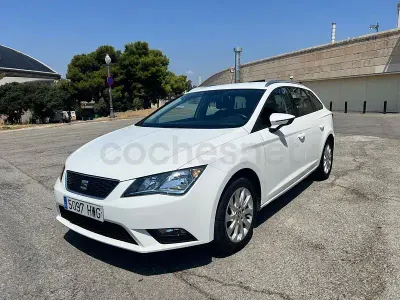 Usado Seat Leon Style 105 CV (77 kW) 2014 Blanco Familiar
