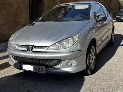 Usado Peugeot 206 Quiksilver 90 CV (66 kW) 2004 Gris / plata Berlina