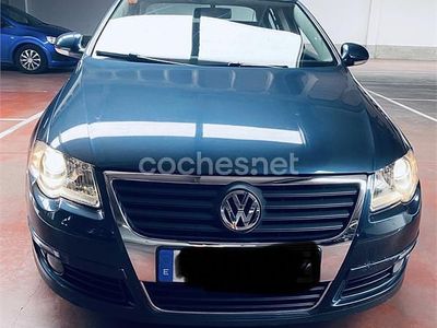 Usado VW Passat Highline 140 CV (102 kW) 2005 Azul Berlina