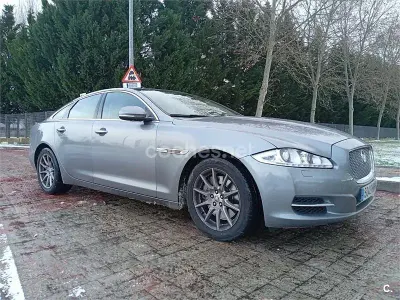 Usado Jaguar XJ Premium Luxury 275 CV (202 kW) 2012 Gris / plata Berlina