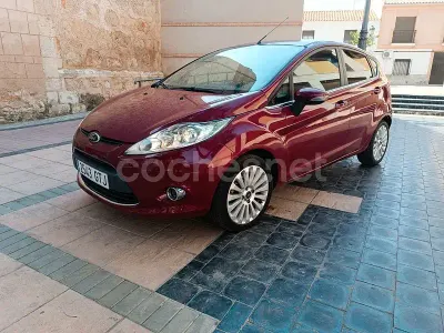 Usado Ford Fiesta Trend 95 CV (69 kW) 2010 Granate Berlina