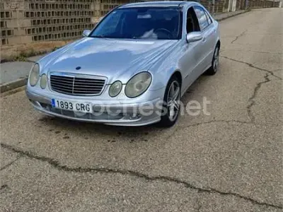 Usado Mercedes E270 Avantgarde 170 CV (125 kW) 2002 Gris / plata Berlina