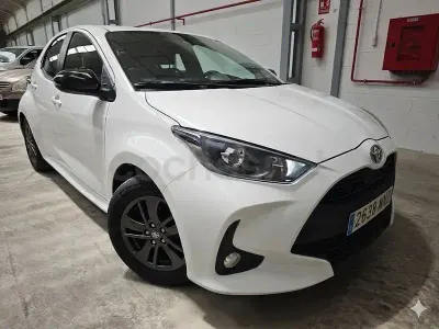 Usado Toyota Yaris Hybrid Business Edition 116 CV (85 kW) 2021 Blanco Berlina