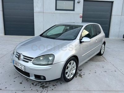Usado VW Golf IV Highline 105 CV (77 kW) 2005 Gris / plata Berlina
