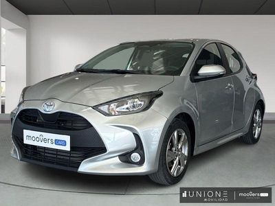 Usado Toyota Yaris Hybrid Active 116 CV (85 kW) 2024 Gris / plata Berlina