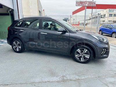 Usado Kia Niro 141 CV (103 kW) 2022 Gris / plata SUV
