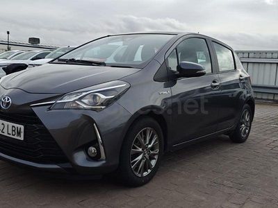 Usado Toyota Yaris Hybrid Active 100 CV (73 kW) 2019 Gris / plata Berlina
