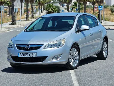 Usado Opel Astra Cosmo 110 CV (80 kW) 2011 Gris / plata Berlina