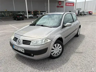 Usado Renault Mégane Authentique 98 CV (72 kW) 2004 Gris / plata Berlina