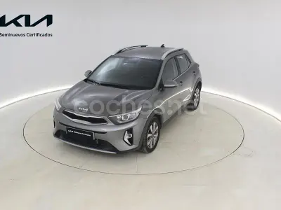 Usado Kia Stonic 100 CV (73 kW) 2025 Gris / plata SUV