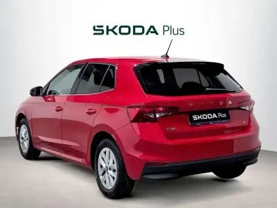 Usado Skoda Fabia Selection 95 CV (69 kW) 2025 Rojo Utilitario