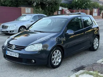 Usado VW Golf IV Trendline 105 CV (77 kW) 2006 Gris / plata Berlina
