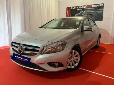 Usado Mercedes A180 Urban 109 CV (80 kW) 2014 Gris / plata Berlina