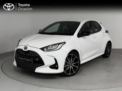 Usado Toyota Yaris Hybrid Sport 116 CV (85 kW) 2023 Blanco classic Berlina