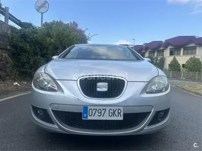 Usado Seat Leon Sport 105 CV (77 kW) 2010 Gris / plata Utilitario