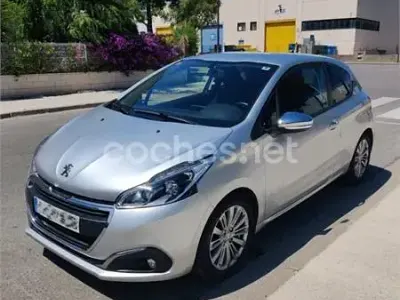 Usado Peugeot 208 GT-line 100 CV (73 kW) 2017 Gris / plata Utilitario
