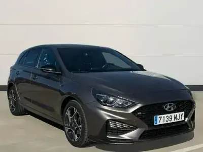 Usado Hyundai i30 N Line 120 HP (88 kW) 2023 Cinzento Sedan