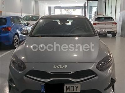 Usado Kia Ceed 120 CV (88 kW) 2023 Gris / plata Utilitario