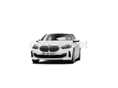 Begagnad BMW 118 Shadowline 150 HK (110 kW) 2023 Vit Halvkombi