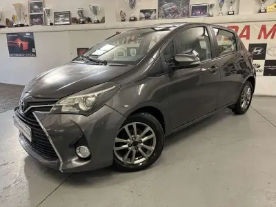 Usado Toyota Yaris City 90 CV (66 kW) 2015 Gris Utilitario