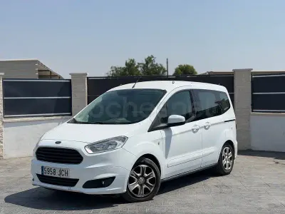 Usado Ford Tourneo Courier Trend 75 CV (55 kW) 2015 Blanco Monovolumen