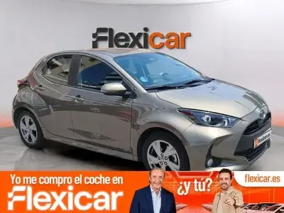 Usado Toyota Yaris Active 116 CV (85 kW) 2025 Marrón Utilitario
