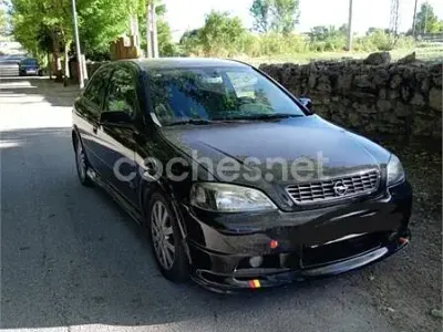 Usado Opel Astra Edition 100 CV (73 kW) 2003 Negro Berlina