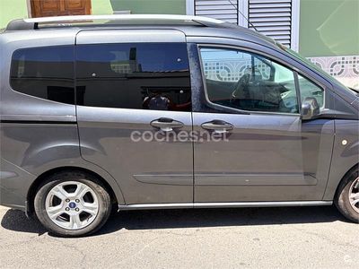 Usado Ford Tourneo Courier Ambiente 100 CV (73 kW) 2017 Gris / plata Monovolumen