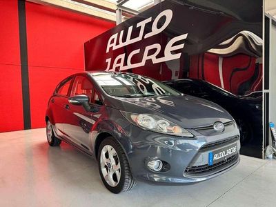 Usado Ford Fiesta Titanium 95 CV (69 kW) 2013 Gris Utilitario